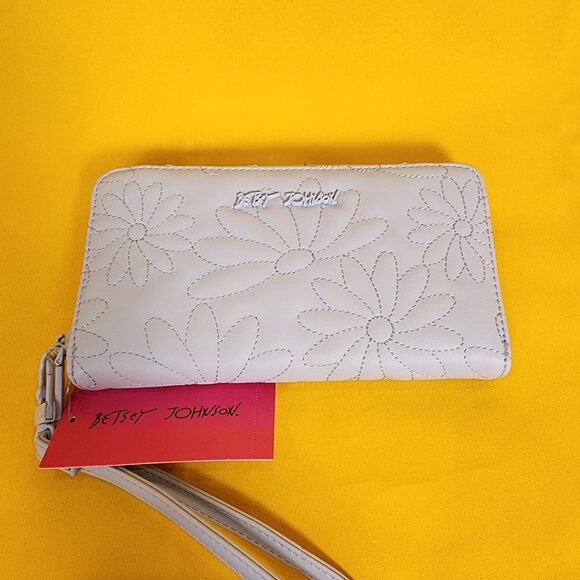 Betsey Johnson Blue Quilted Daisy Flower Spring Wallet Wristlet Zip Around NEW - Picture 7 of 12